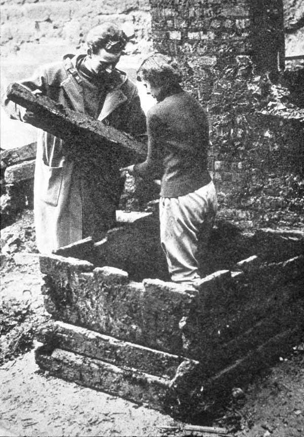 Audrey Baines and Noel Ivor Hume ressembling a Roman well
