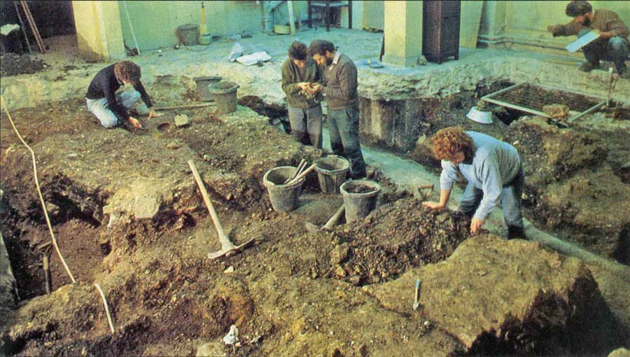 Queen Street Excavation QUN85 Archaeology Today article published in 1987